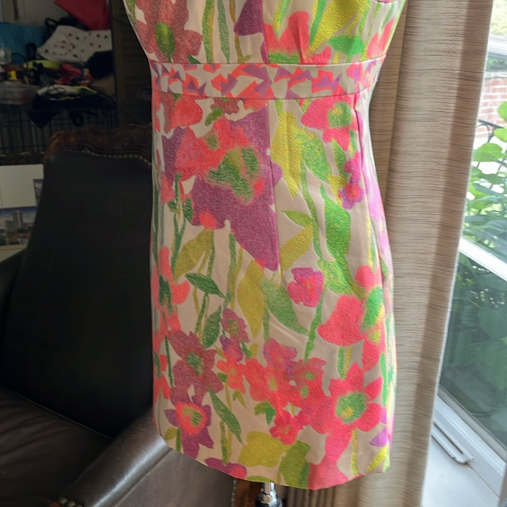 So so pretty floral Trina Turk dress.   Size 4 - Picture 4 of 7